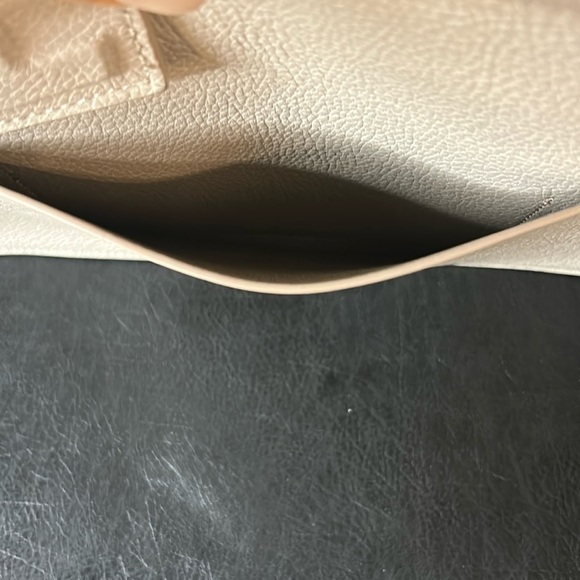 👜 India Hicks Big Zipper Leather Clutch – Taupe Pebbled Leather - Picture 6 of 9